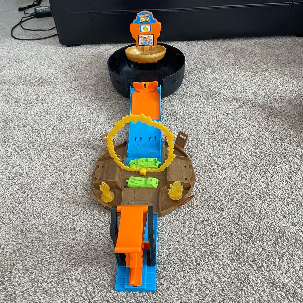 Hot Wheels Adventure Playset Track with Orange and Blue Ramp